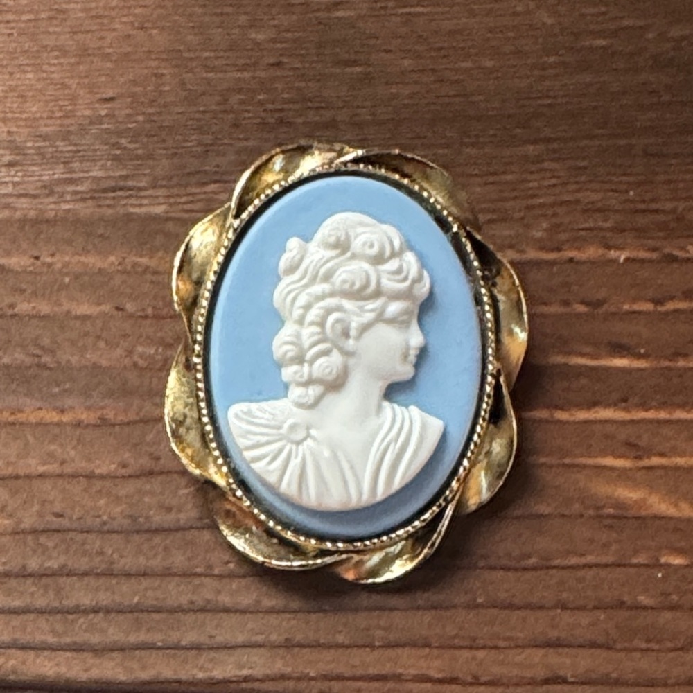 Vintage Gold and Blue Cameo Brooch - Picture 4 of 7